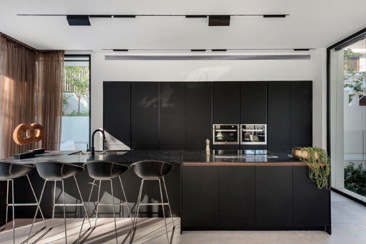 Private house עיצוב תאורה אדריכלית במטבח על ידי קמחי דורי
